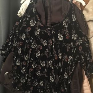 Women’s hollister co side shoulder shirt-size m